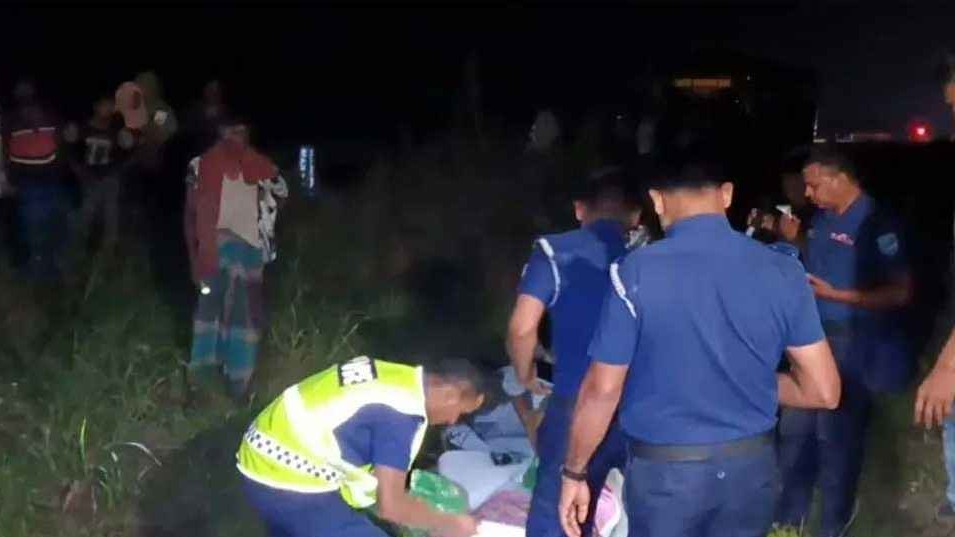 টাঙ্গাইলে ট্রেনে কাটা পড়ে নিহত ৫ জনের মরদেহ পরিবারের কাছে হস্তান্তর